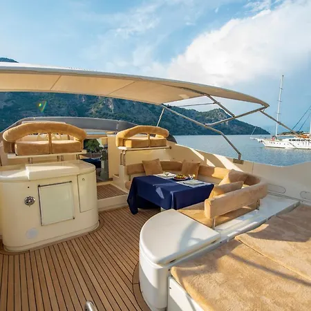 Odin Luxury Motor Yacht Hotell *